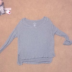 grey long sleeve shirt